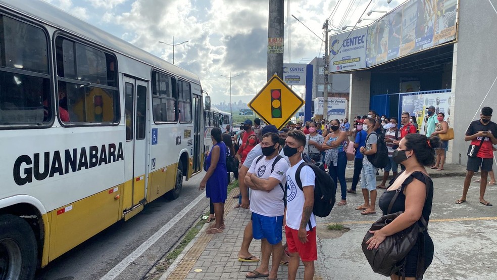 População ficou à espera dos ônibus nas ruas de Natal — Foto: Kleber Teixeira/Inter TV Cabugi