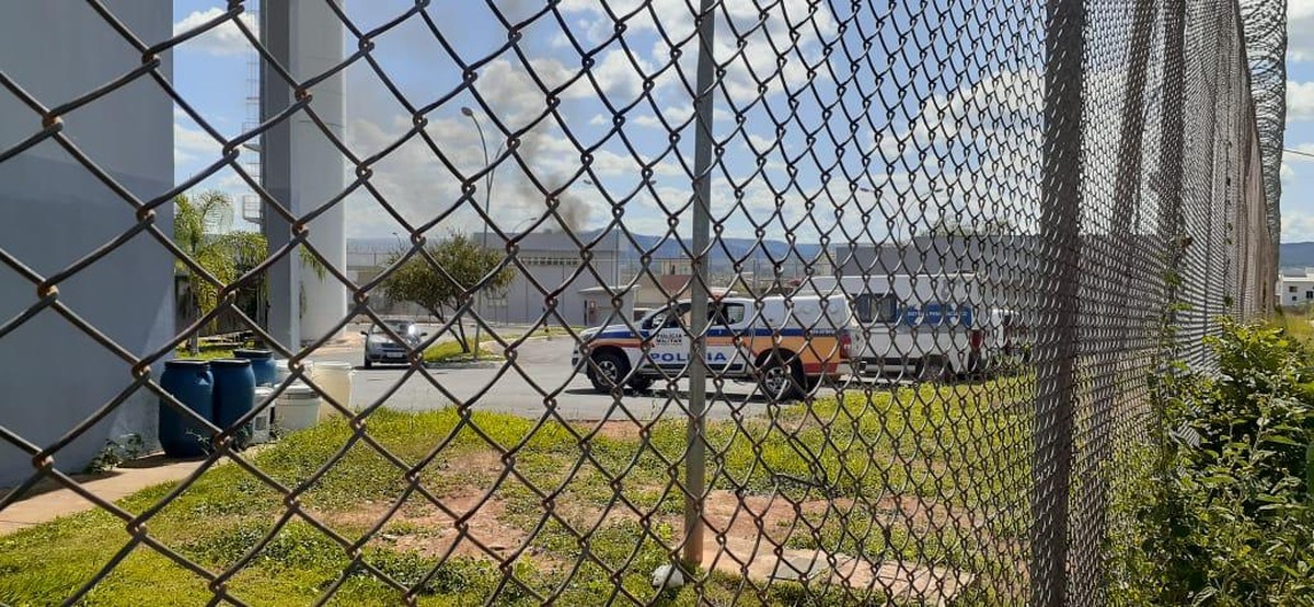 Detentos colocam fogo em pedaços de colchão no Presídio Regional, em Montes Claros