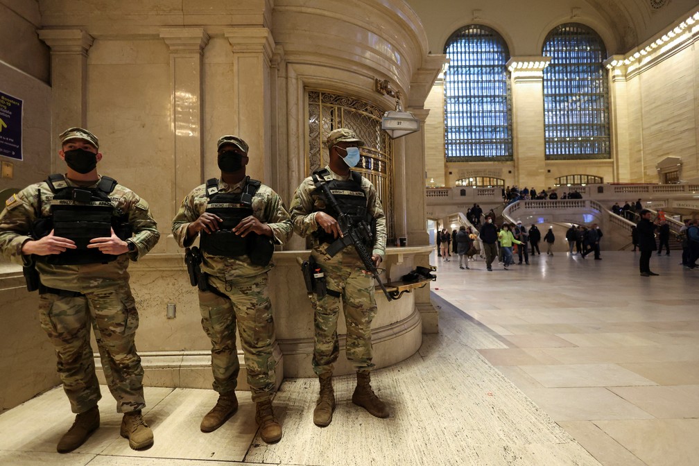 Guarda Nacional do Exército de Nova York fica de prontidão na Grand Central em Nova York, após tiroteio no Brooklyn — Foto: REUTERS/Andrew Kelly
