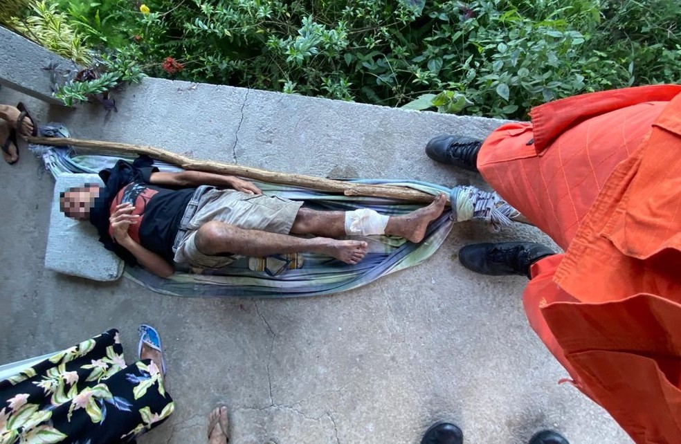 Bombeiros resgatam homem que estava desaparecido há 11 dias em Pacatuba — Foto: TV Verdes Mares/Reprodução