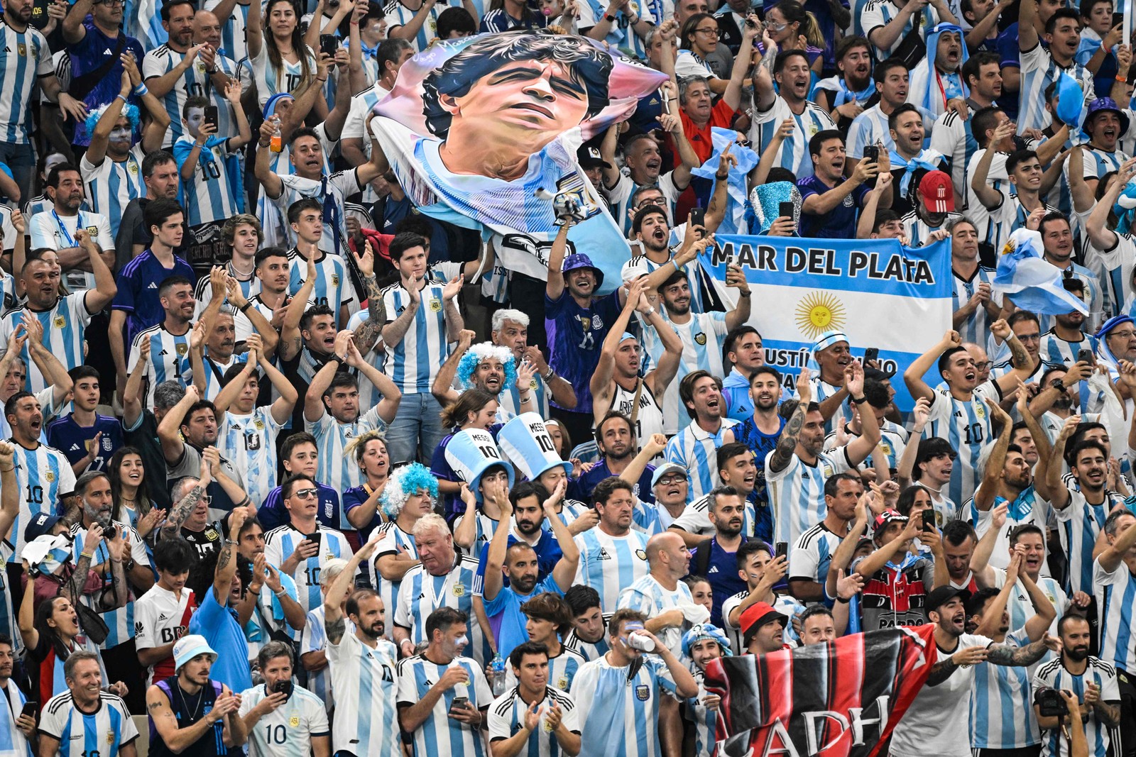 Torcida da Argentina no jogo contra o México no Catar — Foto: ALFREDO ESTRELLA/AFP