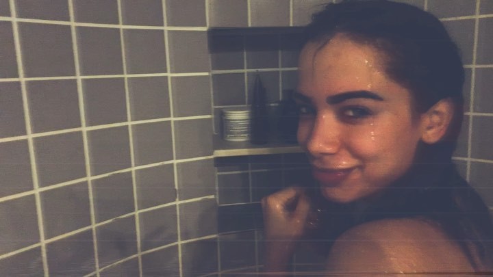 Anitta toma banho em vídeo  (Foto: Reprodução/Instagram)