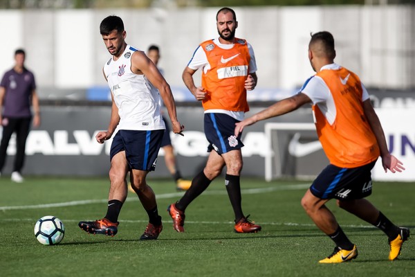 Entenda por que Carille testou Camacho no lugar de Maycon no Corinthians