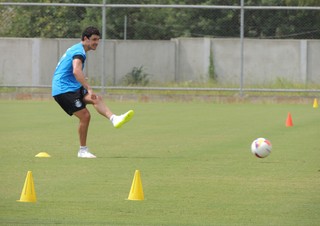 Giuliano mantém treinos à parte, mas já trabalha com bola e acelera volta
