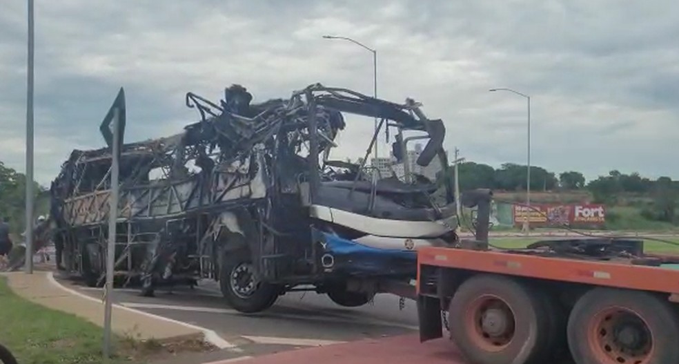 Ônibus é guinchado após perder controle da direção e tombar na pista em Cuiabá — Foto: Isabel Dresch/TV Centro América