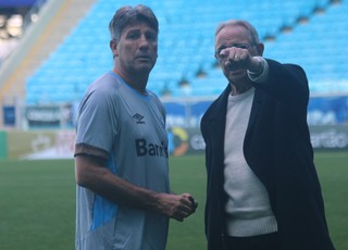 Renato fecha parte de treino na Arena e ganha carinho da torcida do Grêmio
