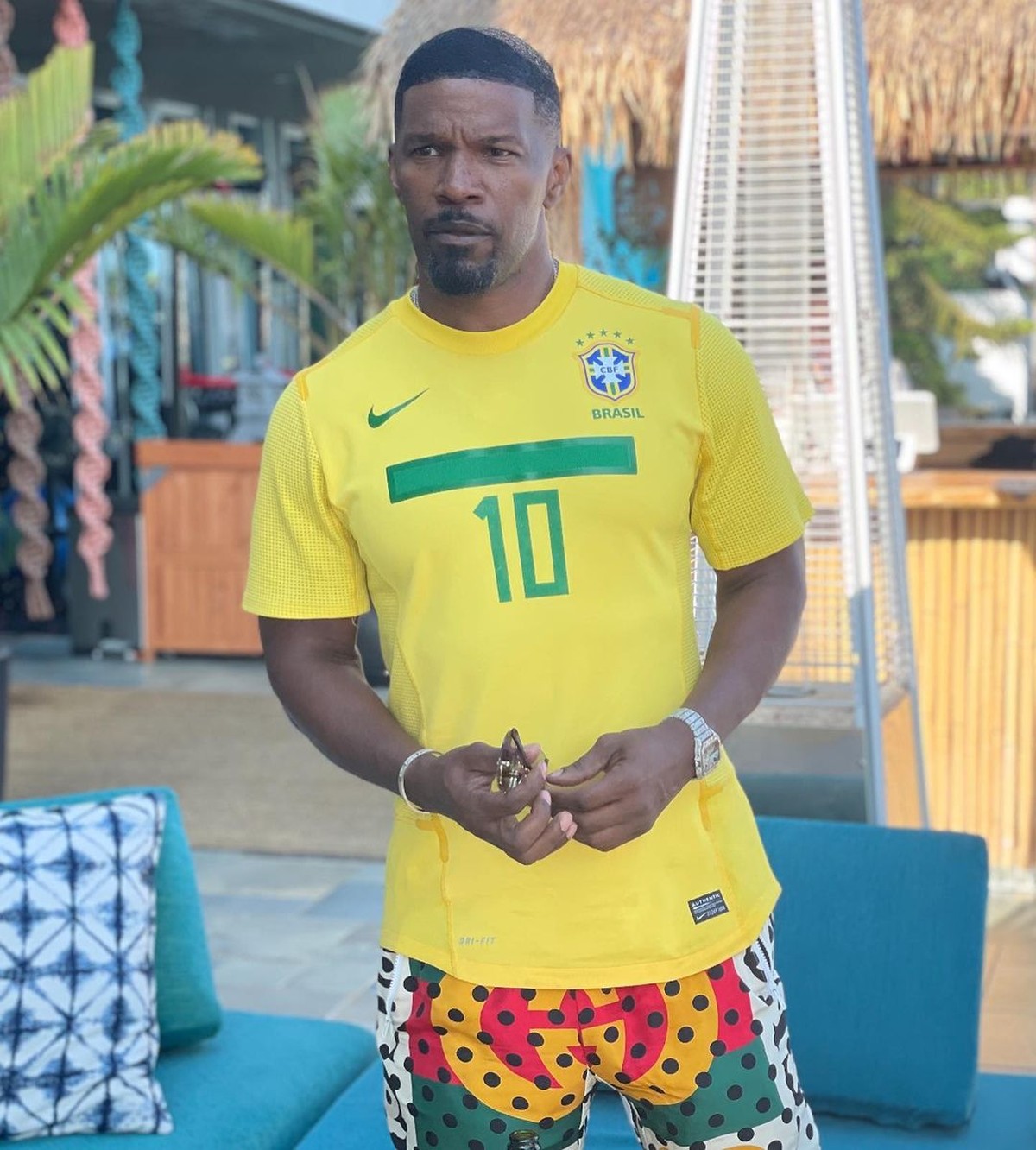 Jamie Foxx posa com camisa do Brasil, faz legenda em português e web vai ao delírio - Vimarsana News