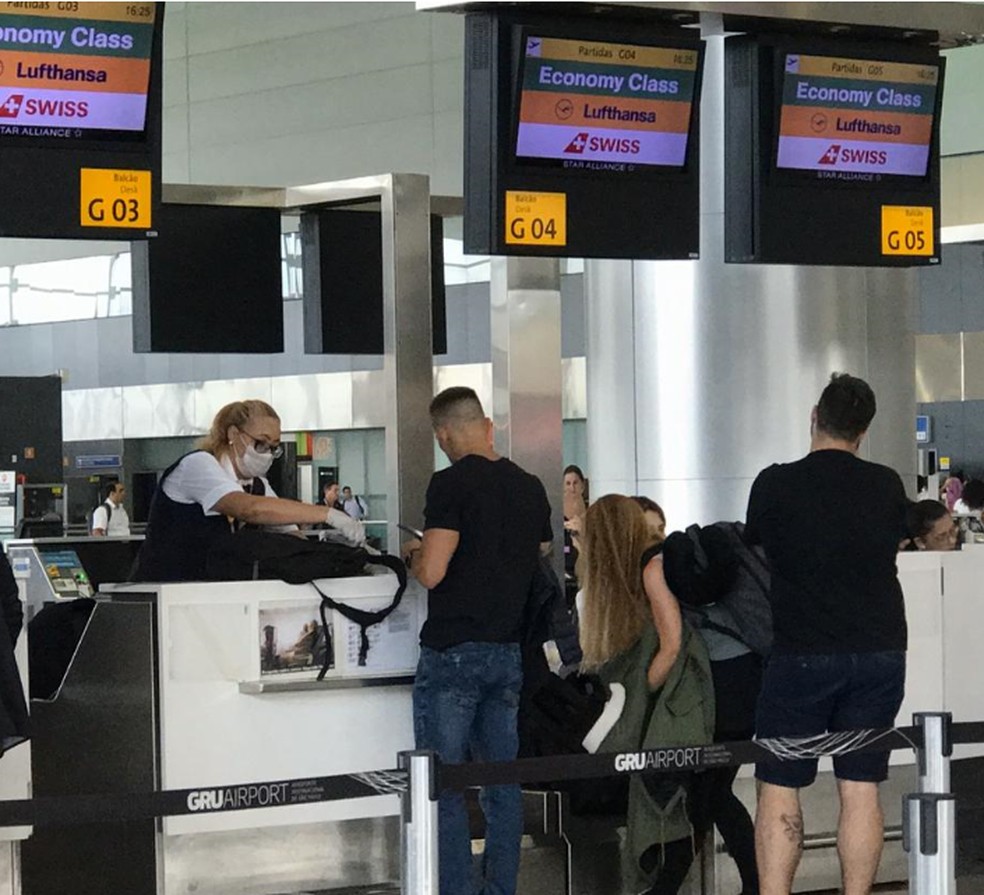 Funcionária de companhia aérea em check in internacional do Aeroporto de Guarulhos — Foto: Renata Bitar/G1