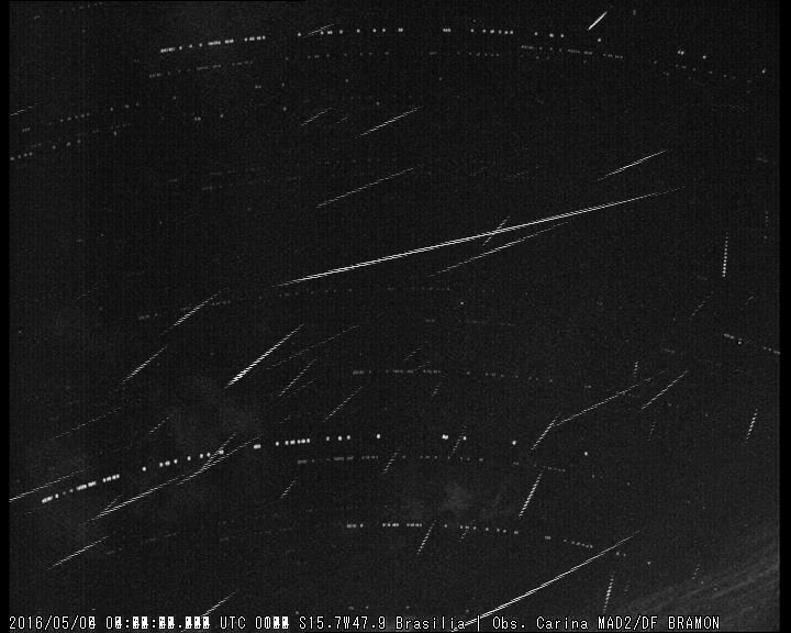 Chuva Eta Aquarídeos fotografada pela estação de monitoramento de meteoros MAD2/DF em Brasília (Foto: Marcelo Domingues/BRAMON)