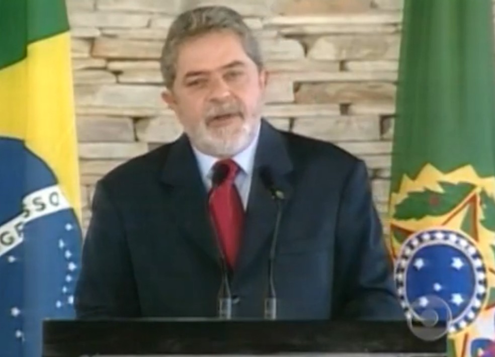 O presidente Lula durante pronunciamento em rede nacional sobre o escândalo do mensalão em agosto de 2005 — Foto: Reprodução/TV Globo