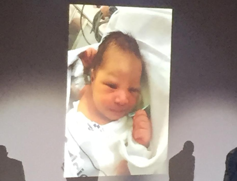  Bebê nasceu na Espanha depois da mãe sentir contrações dentro do navio — Foto: G1 Santos