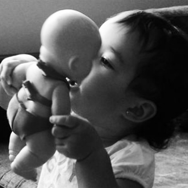 Helena e sua boneca (Foto: Reprodução)