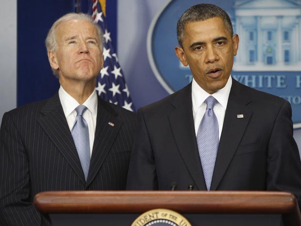 O presidente dos EUA, Barack Obama, discursa ao lado do vice-presidente Joe Biden, após votação na Câmara dos Deputados para evitar 'abismo fiscal' (Foto: Reuters/Jonathan Ernst )