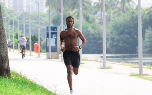 Ícaro Silva se exercita sem camisa no Rio