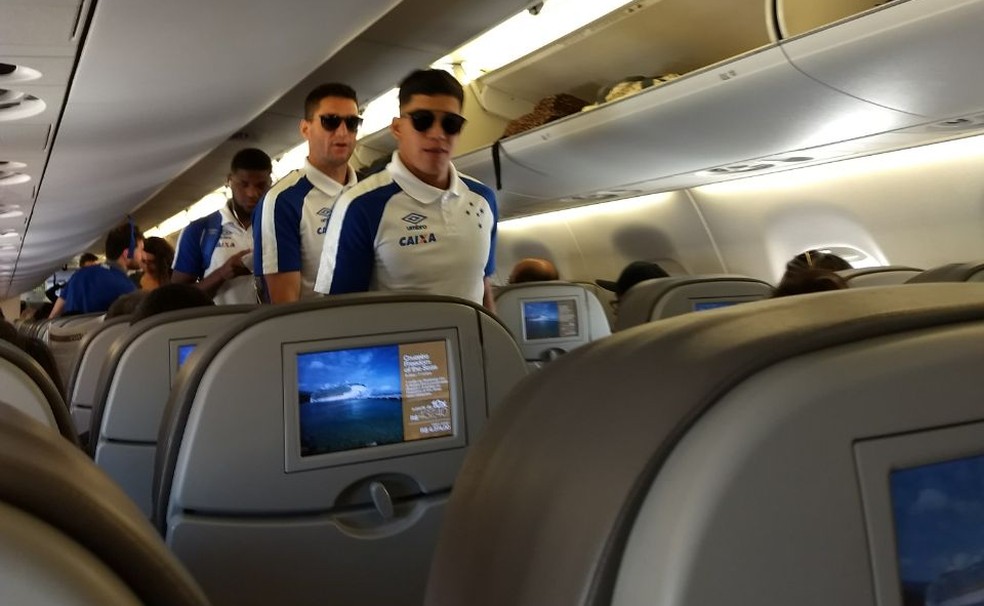 Jogadores do Cruzeiro embarcam para o Rio de Janeiro (Foto: Guilherme Frosssard)
