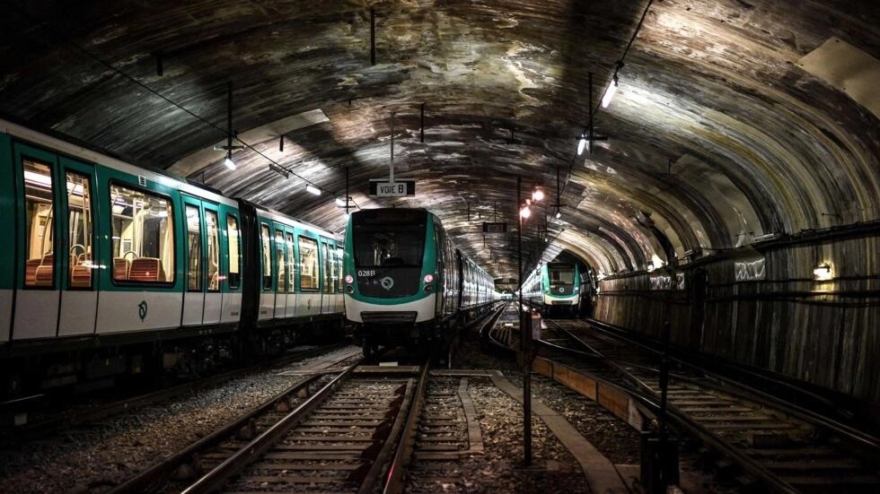 Condutor do metrô de Paris é indiciado após morte de passageira que ficou com a jaqueta presa nas portas
