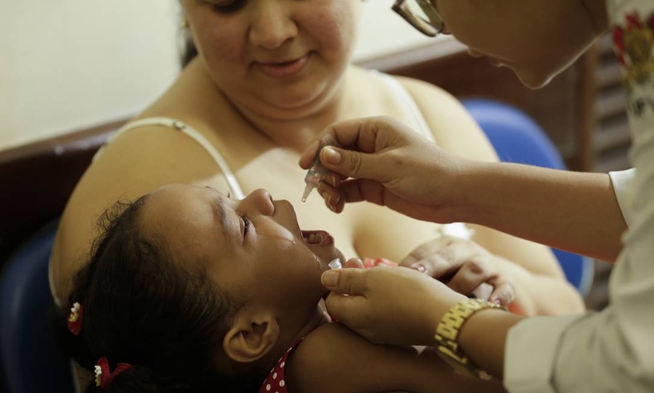 Criança é imunizada no último dia de vacinação contra o sarampo e a pólio no CMS Heitor Beltrão, na Tijuca