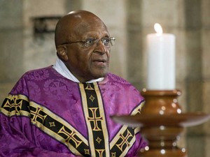 O arcebispo emérito Desmond Tutu celebra missa na catedral ST George, na Cidade do Cabo. (Foto: Rodger Bosch / AFP Photo)