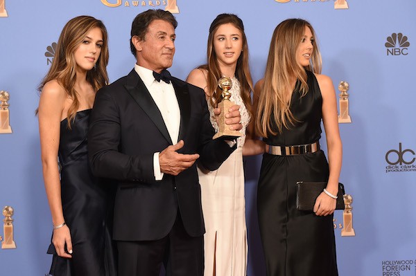 O ator Sylvester Stallone com suas três filhas no Globo de Ouro 2016 (Foto: Getty Images)