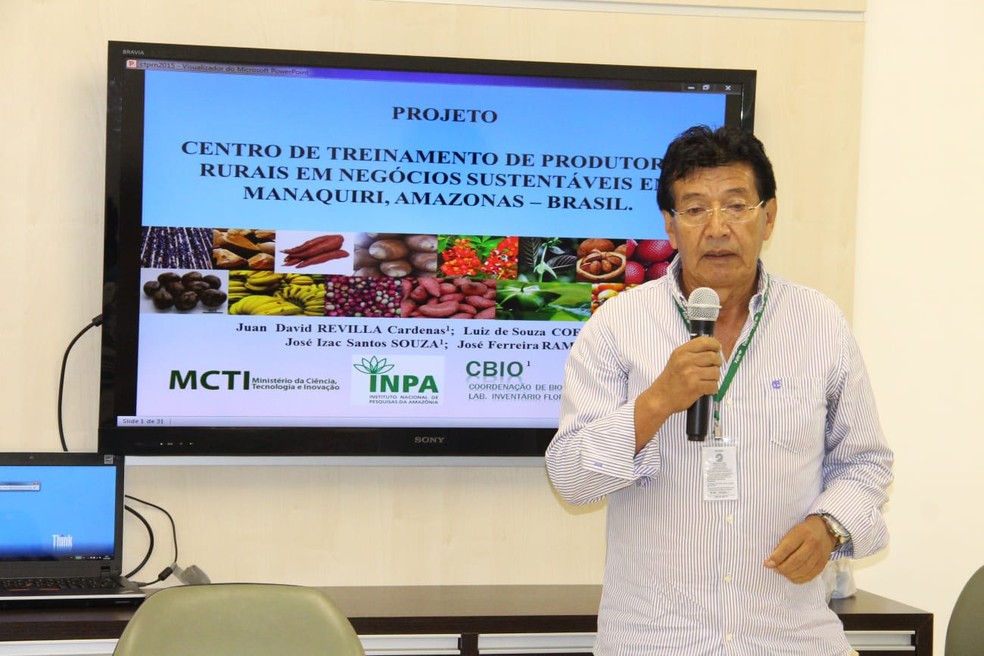 Pesquisador Juan Revilla em Manaquiri antes da pandemia — Foto: Ascom/INPA 