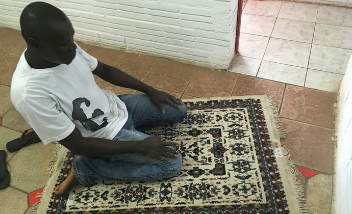 Senegalês Saian, funcionário do Passo Fundo, reza cinco vezes por dia virado para Meca (Foto: Guilherme Canal / Esporte Clube Passo Fundo)