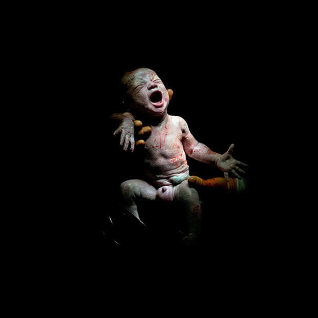 Os primeiros instantes de vida de um bebê (Foto: Christian Berthelot / divulgaç)