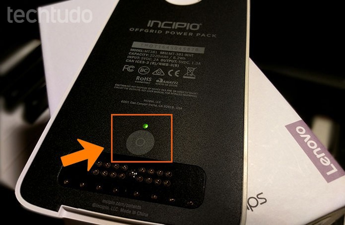 Moto Z: veja a carga da Moto Snap pelo botão próprio sem precisar acoplar no celular (Foto: Bárbara Mannara/TechTudo)