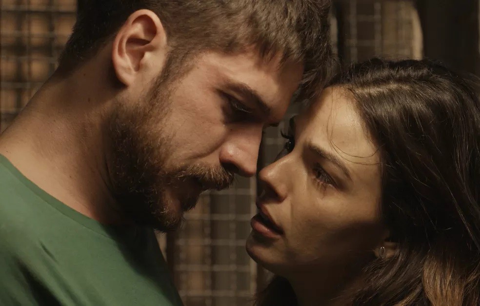 Zeca (Marco Pigossi) e Riitinha (Isis Valverde) vão se beijar nos próximos capítulos de A Força do Querer (Foto: TV Globo)
