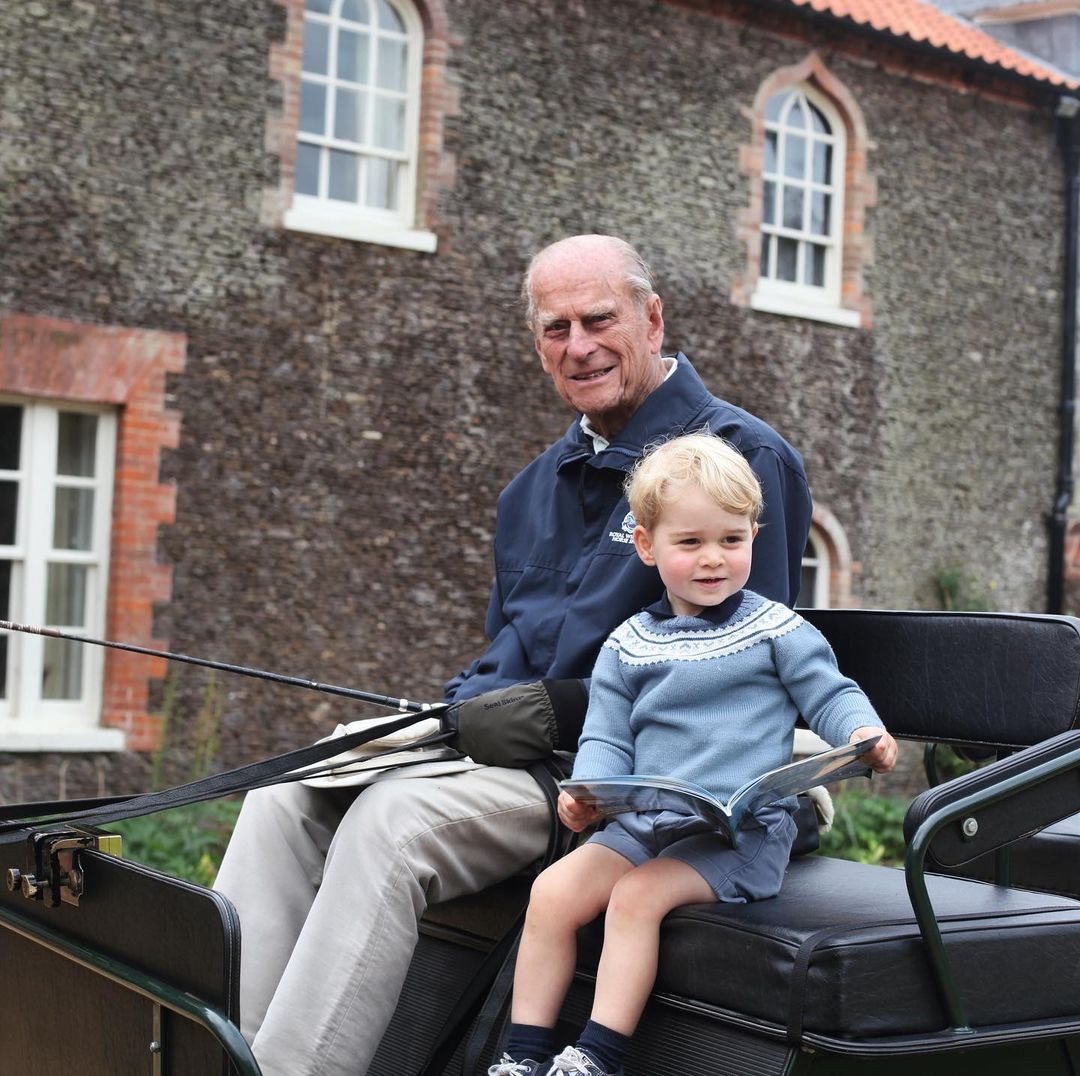 Foto que William compartilhou do avô Philip com o primogênito George (Foto: Reprodução/Instagram)