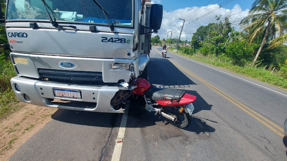 Motociclista morre após bater em caminhão na Grande Natal — Foto: CPRE