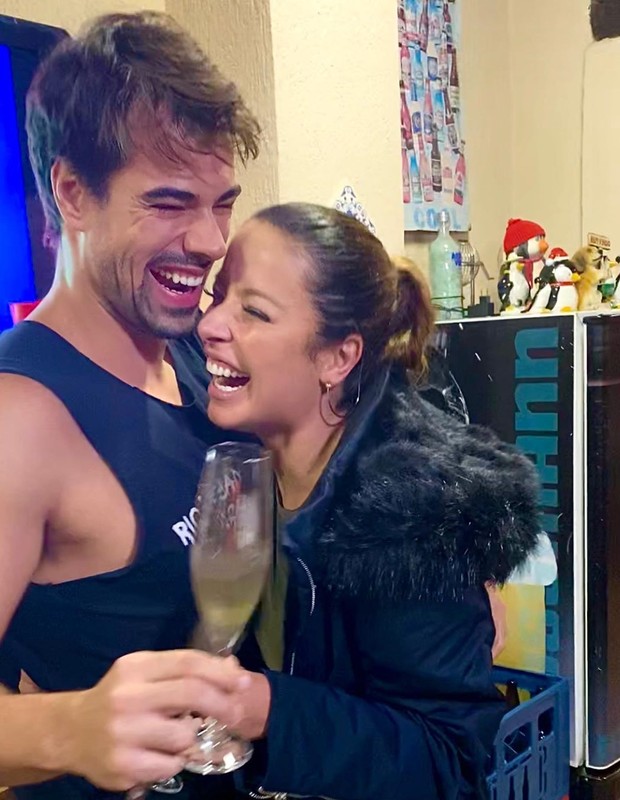 Renata Dominguez e Leandro Gléria ficam noivos (Foto: Reprodução/Instagram)