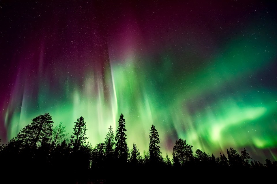 Fenômeno aurora boreal deixa brilho colorido no céu (Foto: Max Pixel/Creative Commons)