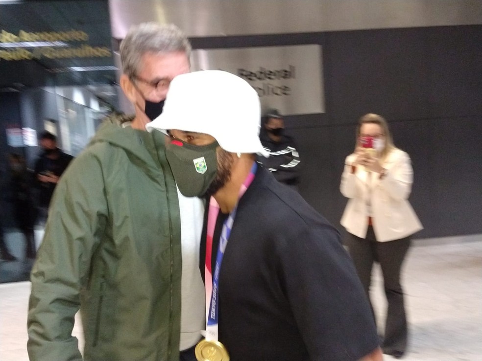 Italo Ferreira desembarcou em Guarulhos nesta quinta-feira — Foto: Bruna Campos