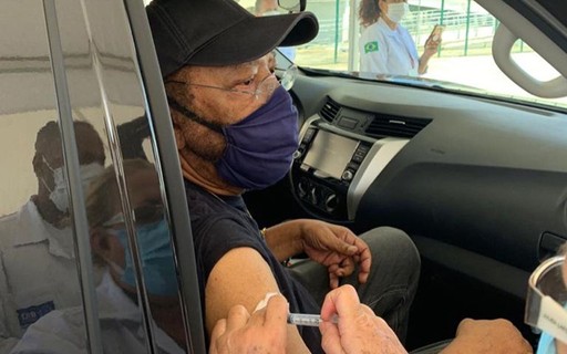 Martinho da Vila é vacinado contra Covid-19 no Rio