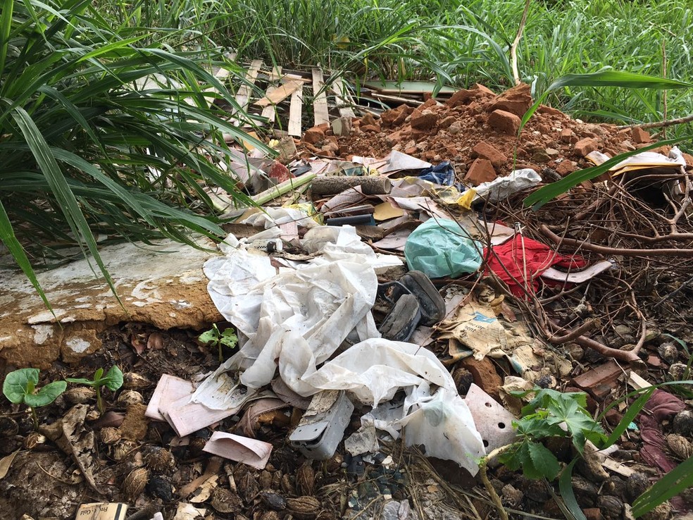 Ferrovia est&aacute; abandonada em Presidente Prudente (Foto: Wellington Roberto/G1)
