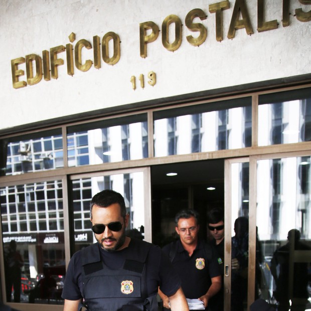 - Fundos de Pensão dos Correios.  Polícia Federal apreende documento no Edifício Postalis. (Foto: Jorge William /Ag. O Globo)
