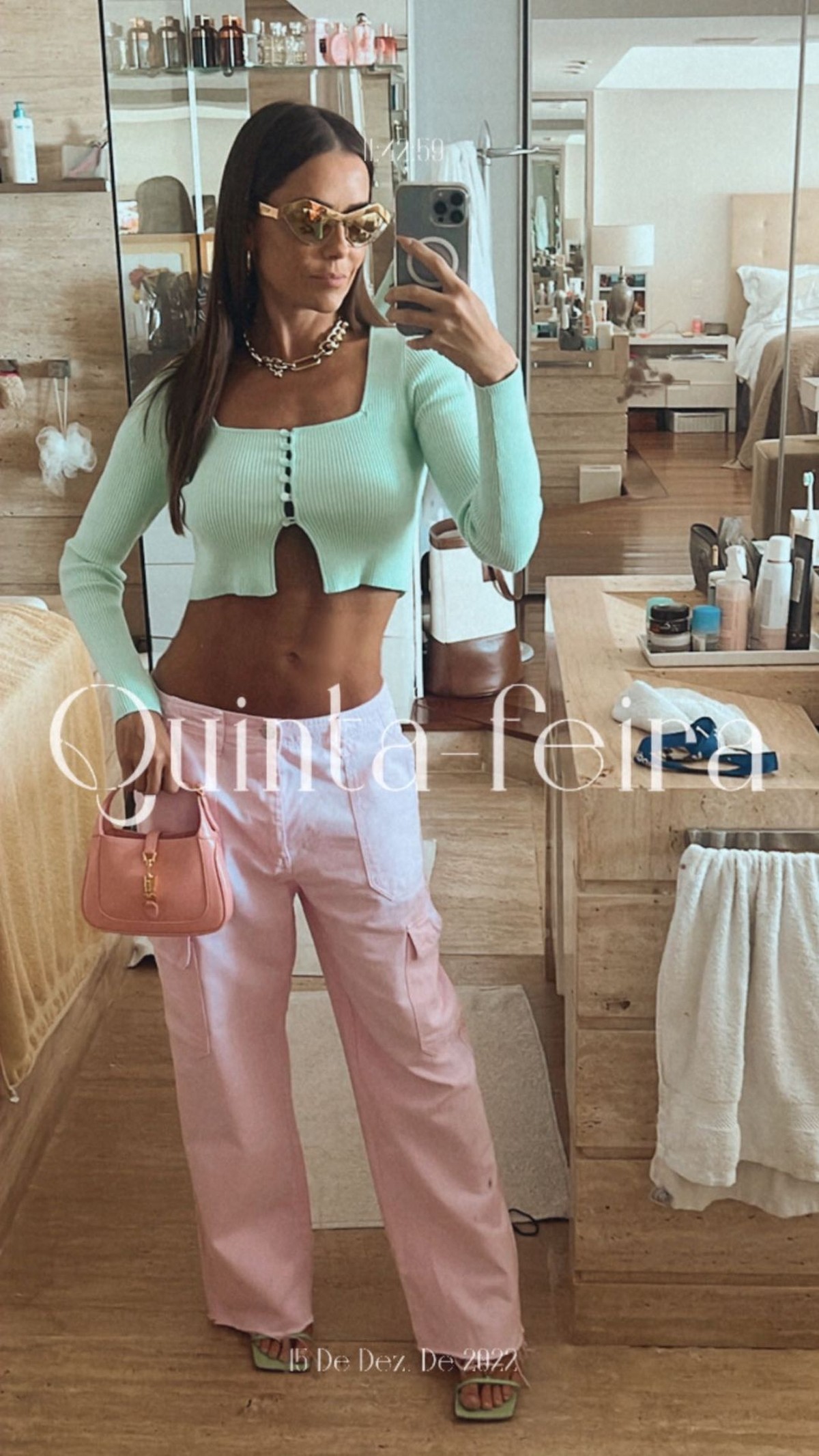 Com look em tons pastel, Deborah Secco deixa a barriga sarada à mostra ...