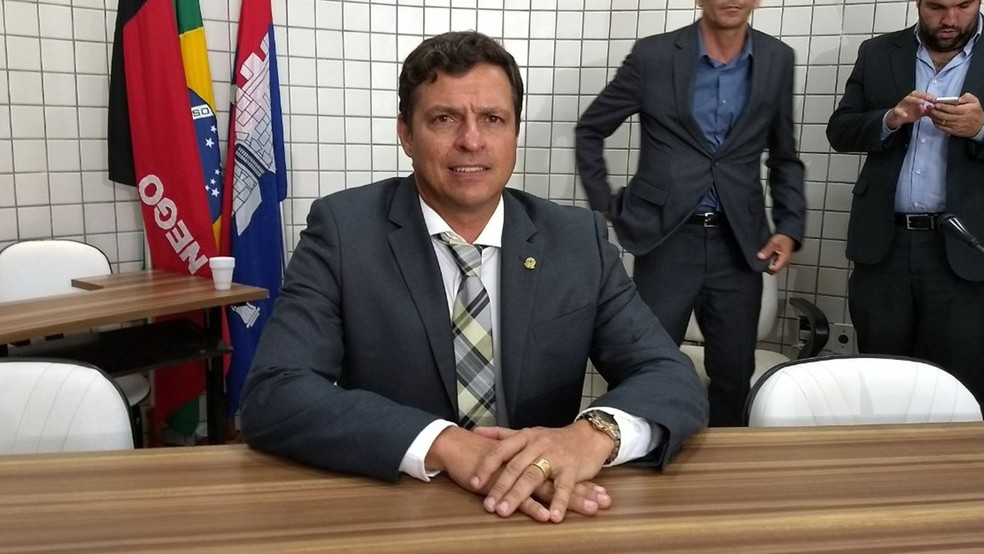Vitor Hugo Casteliano (PRB) foi eleito presidente da CÃ¢mara de Cabedelo, apÃ³s Leto Viana (PRP), prefeito afastado, ter sido preso na operaÃ§Ã£o Xeque-Mate (Foto: PlÃ­nio Almeida/TV Cabo Branco)