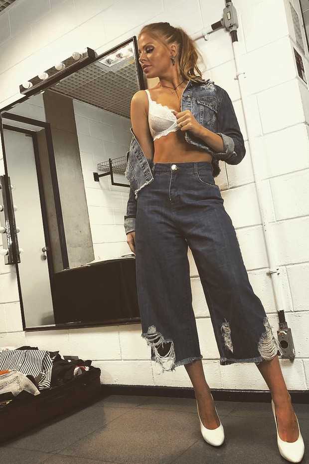 Luisa Sonza monta look com lingerie aparente e jeans (Foto: Reprodução/Instagram)