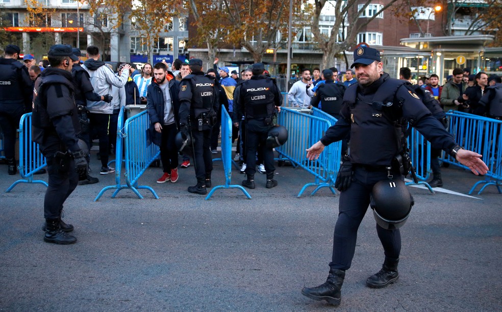 Torcidas se comportaram bem dentro e fora do Santiago Bernabéu — Foto: REUTERS/Javier Barbancho
