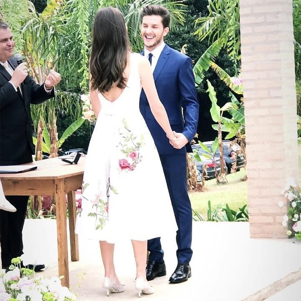 Camila Queiroz e Klebber Toledo se casam no civil (Foto: Reprodução/Instagram)