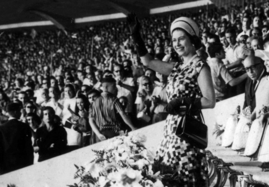 Rainha Elizabeth II na tribuna do Maracanã, em 1968
