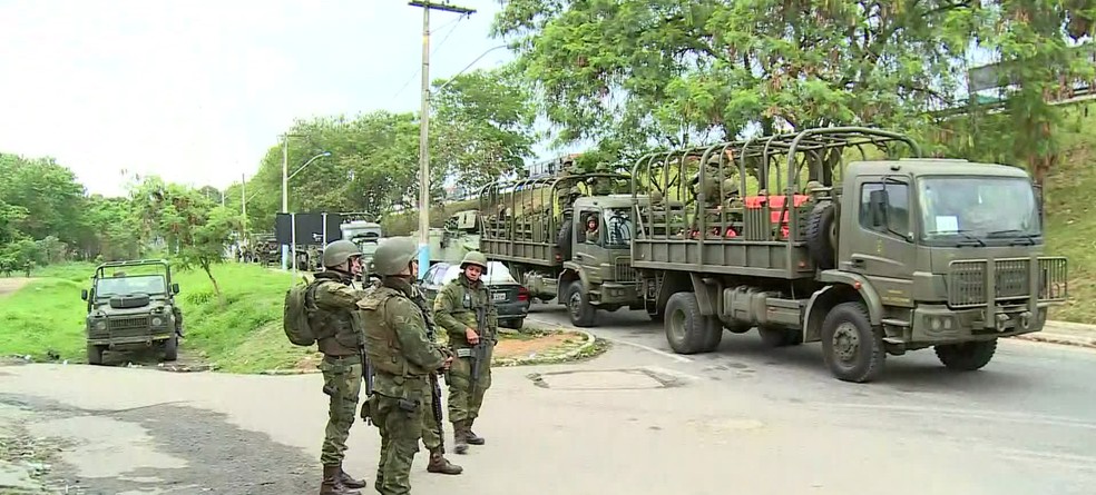 Militares posicionados em uma das entradas do Complexo do Salgueiro, na Região Metropolitana do Rio. (Foto: Reprodução/ TV Globo)