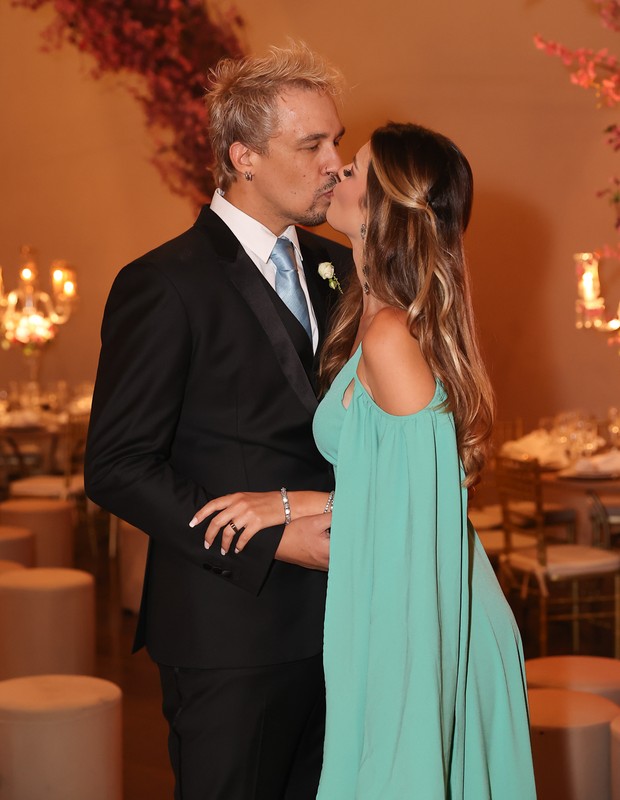 Natália Guimarães e Leandro, do KLB: Tudo o que rolou na festa de casamento;  fotos e vídeos - Quem | Casamentos