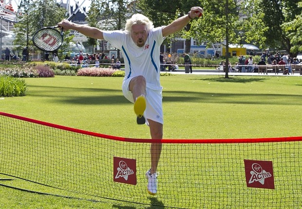 Richard Branson pula rede de tênis em Londres (Foto: Ben A. Pruchnie/Getty Images)