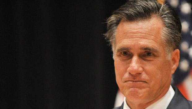 O candidato republicano à presidência dos EUA, Mitt Romney, faz campanha nesta segunda-feira (17) em Costa Mesa, na Califórnia (Foto: AP)