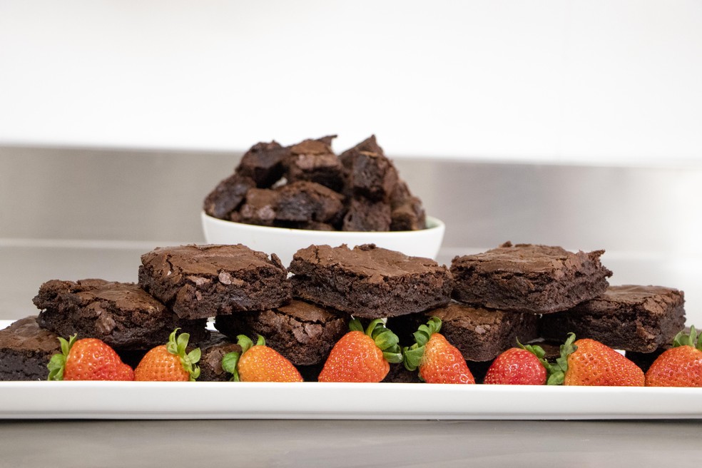 Brownie tradicional, de Fabrícia Marques, servido com morangos — Foto: Fabrícia Marques