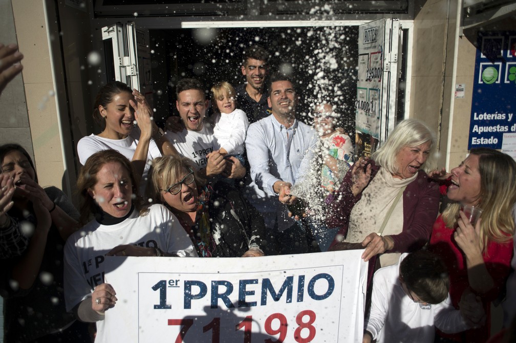 Ganhadores vivem em área da Espanha onde a taxa de desemprego é de 19,4% (Foto: Jorge Guerrero/AFP)