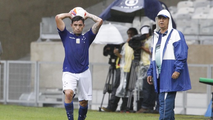 Marcelo pede prudência à diretoria e lamenta ausência de meia Arrascaeta