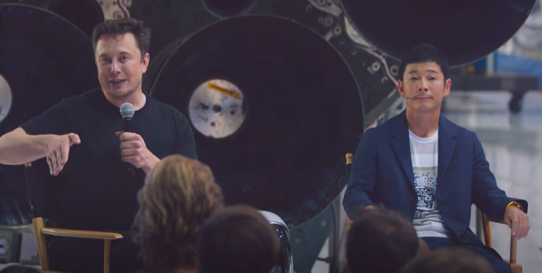 Yusaku Maezawa na companhia de Elon Musk, durante coletiva de imprensa que o anunciou como passageiro da SpaceX (Foto: Reprodução/SpaceX/Youtube )